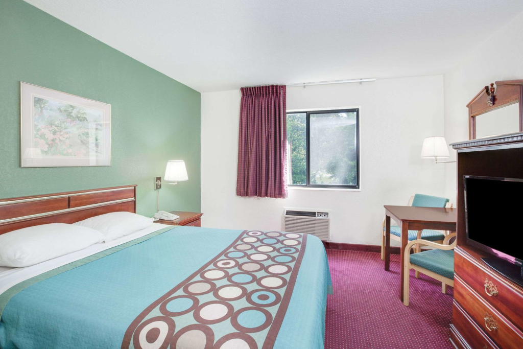 Super 8 by Wyndham Kennett