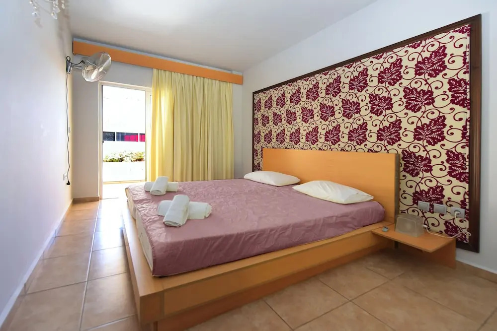 Rhodes Premium Suite, Luxury with Private Hot Tub - Adults Only