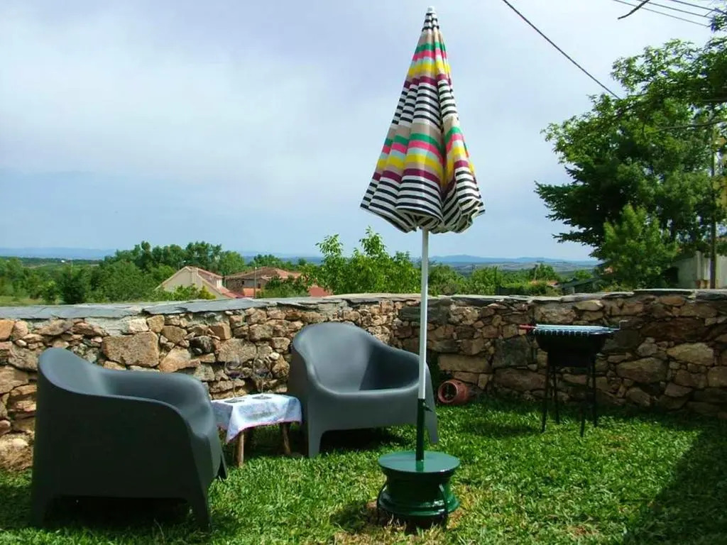 House With one Bedroom in Parada, With Wonderful Mountain View, Enclosed Garden and Wifi - 22 km From the Beach