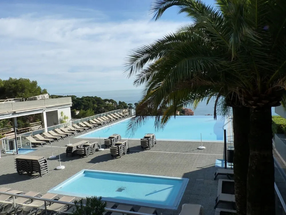 Grande piscine a debordement vue mer