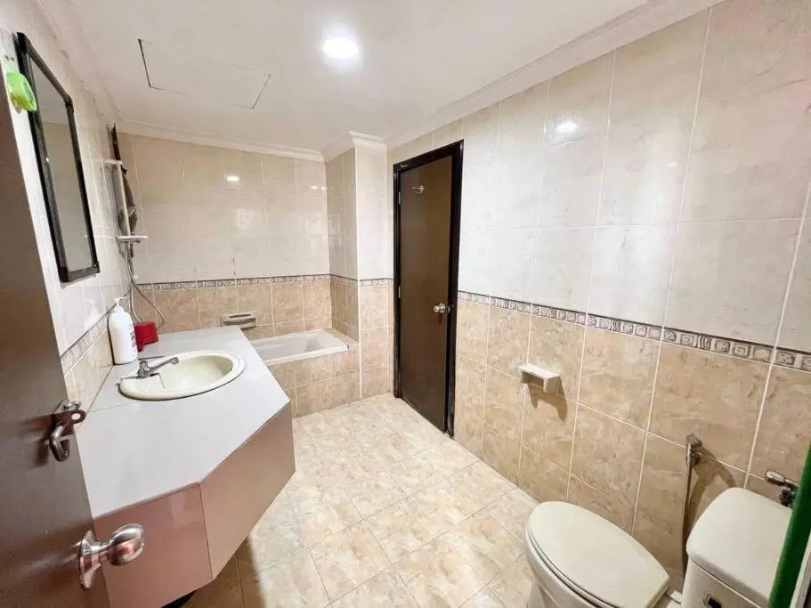 VACATION HOME PENTHOUSE MARINA COURT CONDO RESORT KOTA KINABALU 5 bedrooms 15 pax