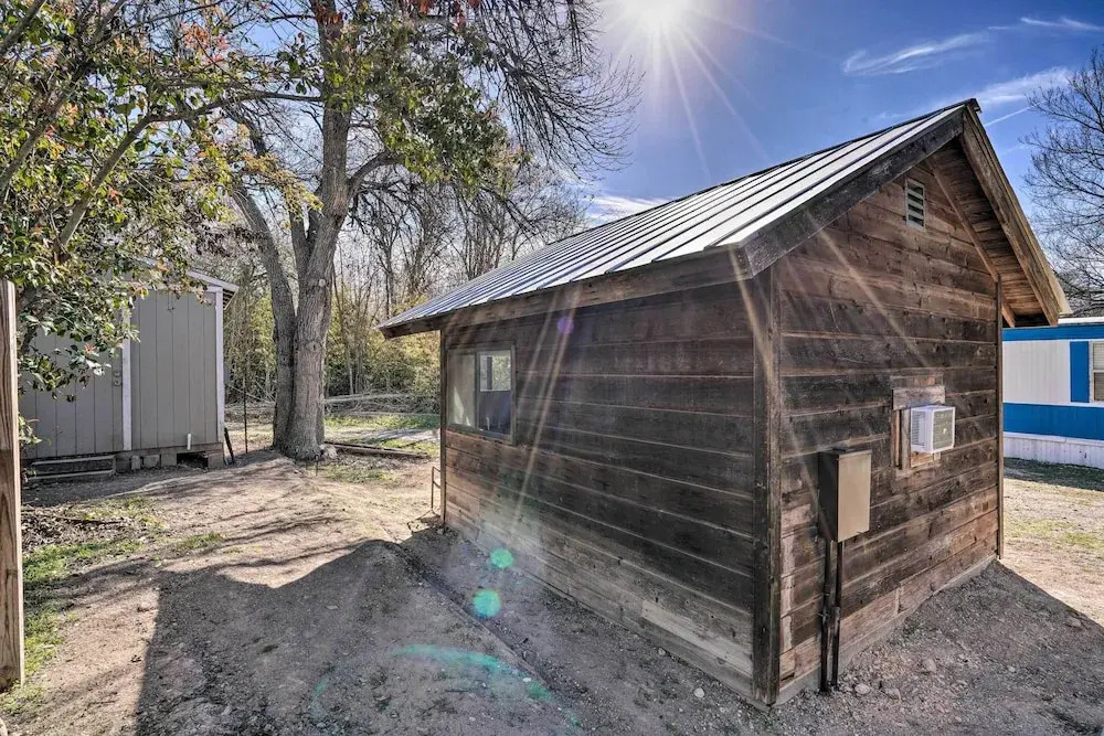 Waterfront Lake Dunlap Studio Cabin w/ Dock