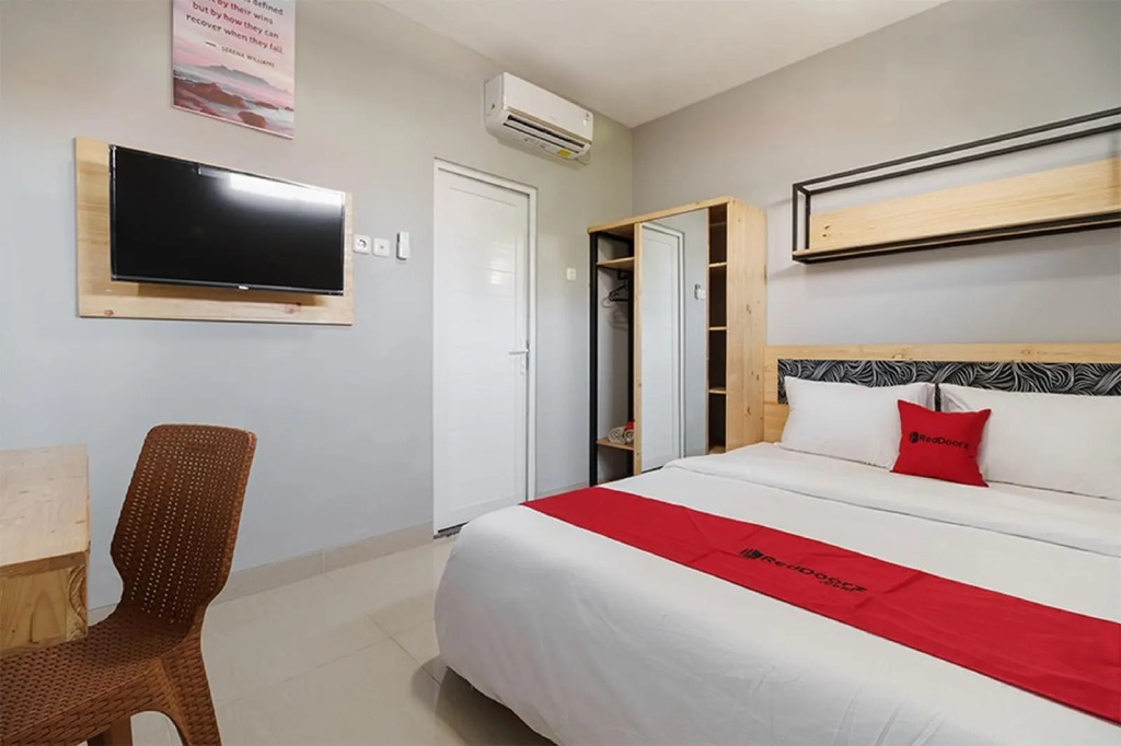 RedDoorz near Plaza Atrium Senen