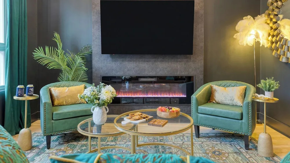Sleeps 16 2 Homes Next Door + Walk to Dining & Music Lischey Loft & The Bloom House by Avantstay