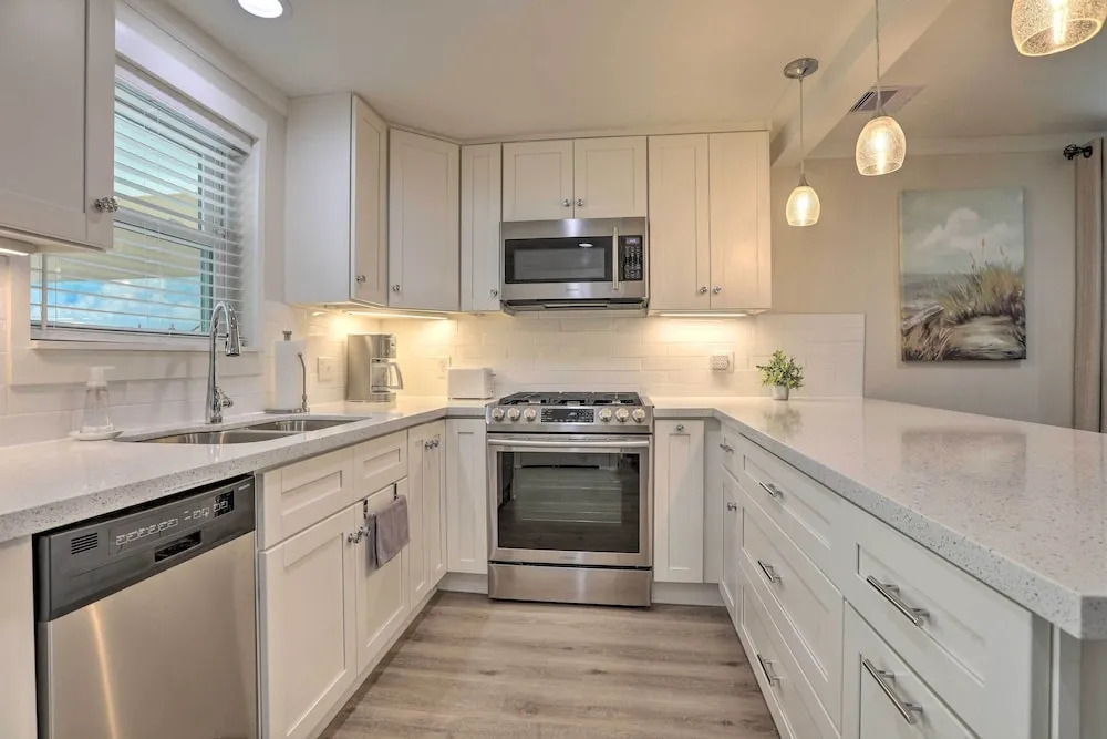Walk to Beach: Home in Galveston!