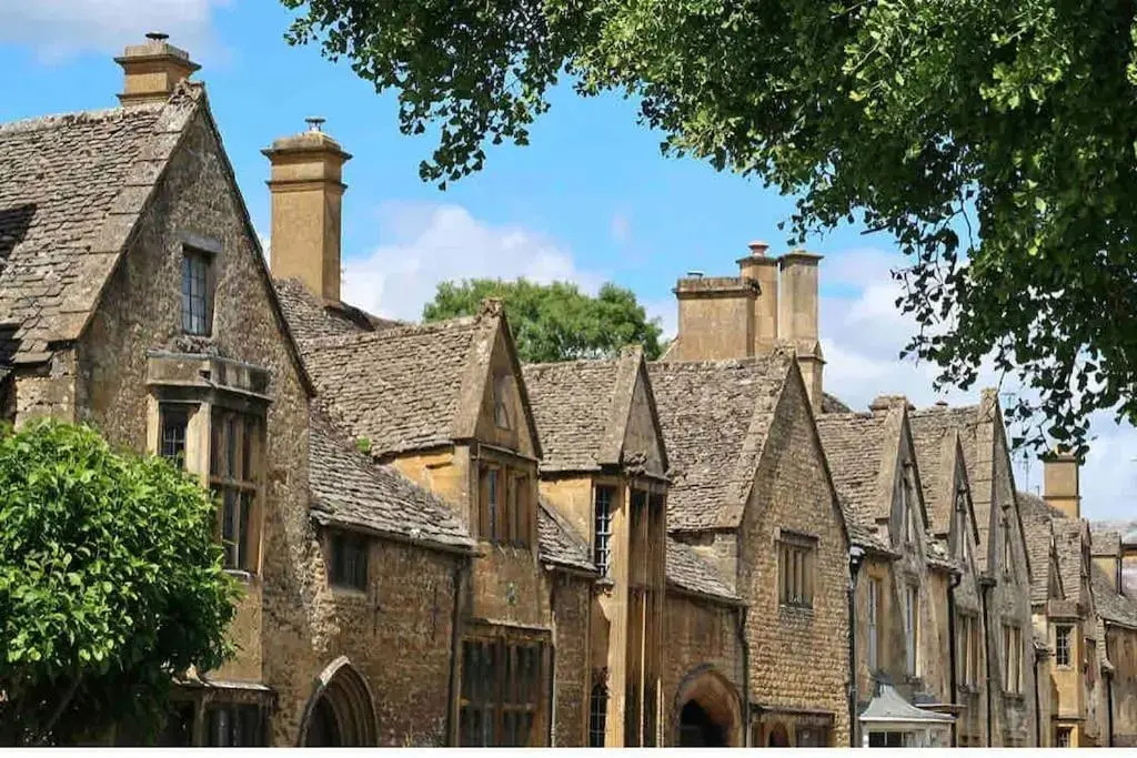 Entire Luxury apartment, 10mins from Cotswolds, Child friendly, Great Location & plenty of free parking nearby