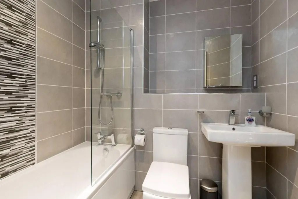 Zen Modern 2 Bedroom Apartment close to city centre ideal for a group of 4-6