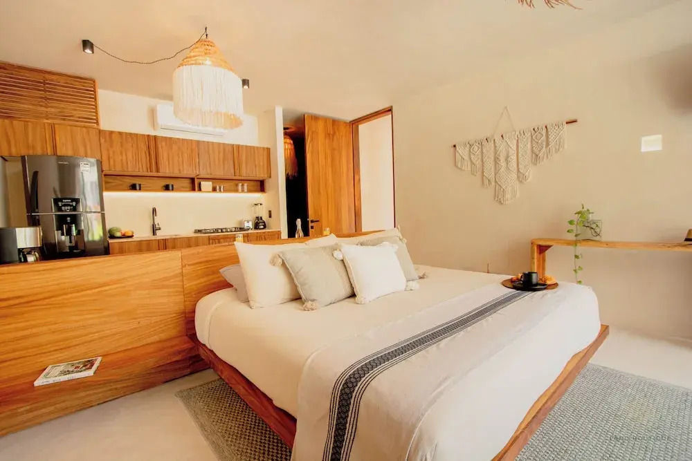 Muunek by Land Boutique