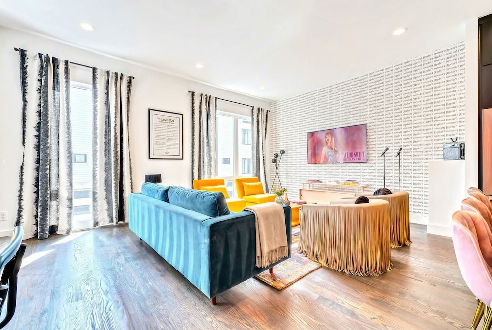 Taylor Swift Home Rooftop Hot Tub Movie Theater