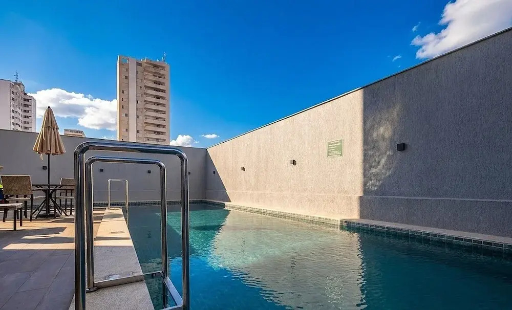 Apts in a Building With Pool and Gym - GRL