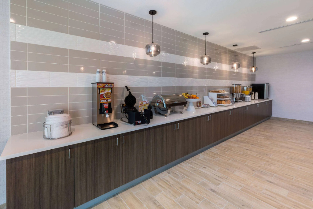 La Quinta Inn & Suites by Wyndham Round Rock near Kalahari