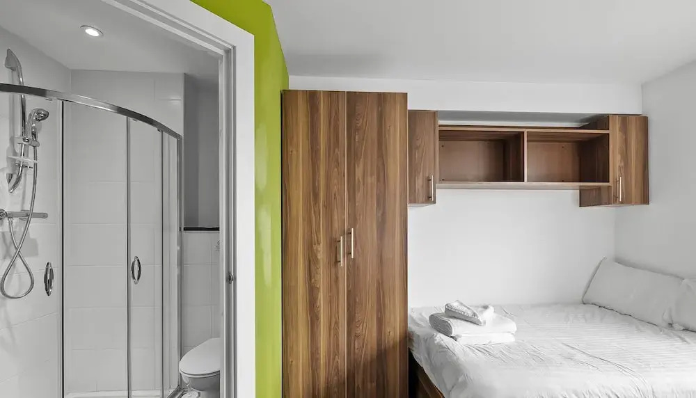 5 Bed Apartment @ Derriford Stays by Pureserviced