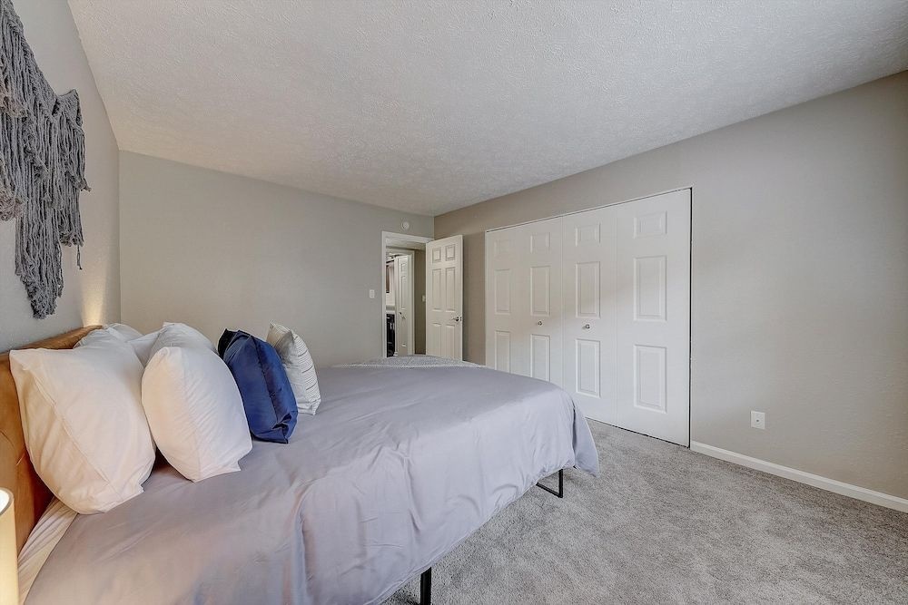 FRONTDESK Castle Point Apts Georgetown South Bend