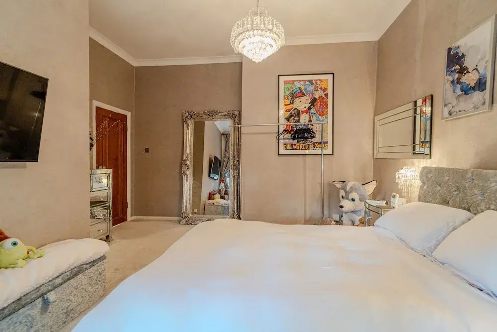 Warm & Welcoming London Escape With Home Touches