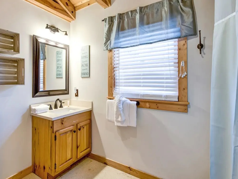 Black Bear Hideaway 3 Bedroom Home with Hot Tub