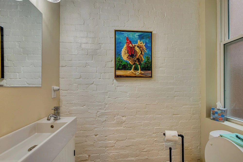 3 Mi to Dtwn: Charming Row House in Pittsburgh