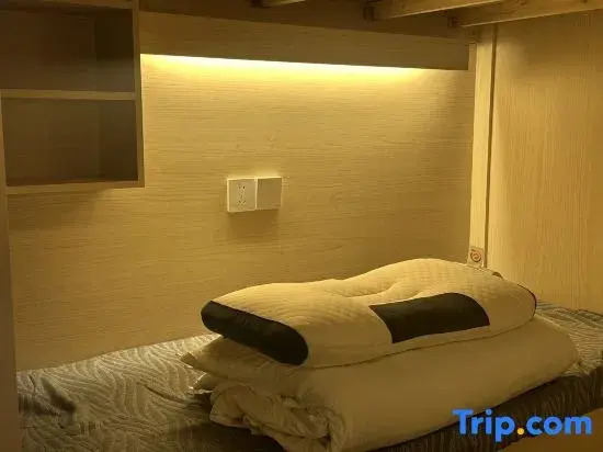 Shenyue International Youth Hostel (Pingzhou Subway Station)