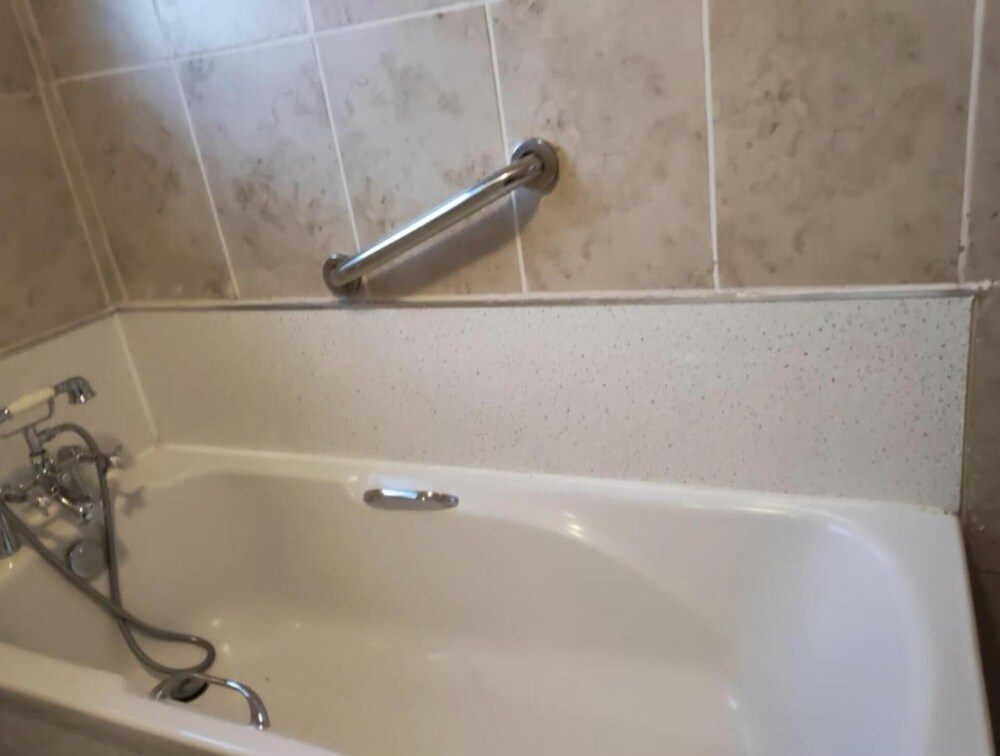 Self Contained 2 Bedrooms House Free Parking