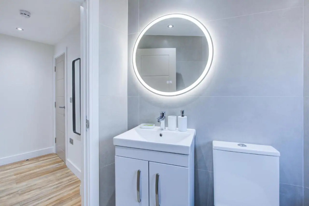 Hybrid Resi - Uxbridge, On-site CAR or VAN parking, near London Heathrow Airport