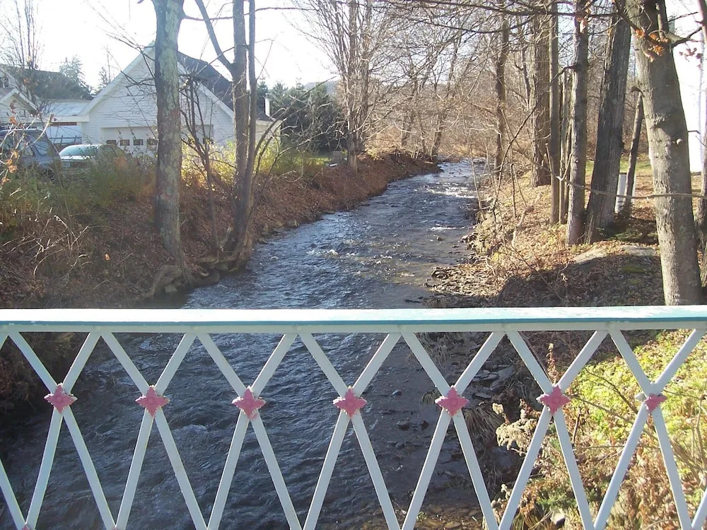 Brookside Inn At Laurens