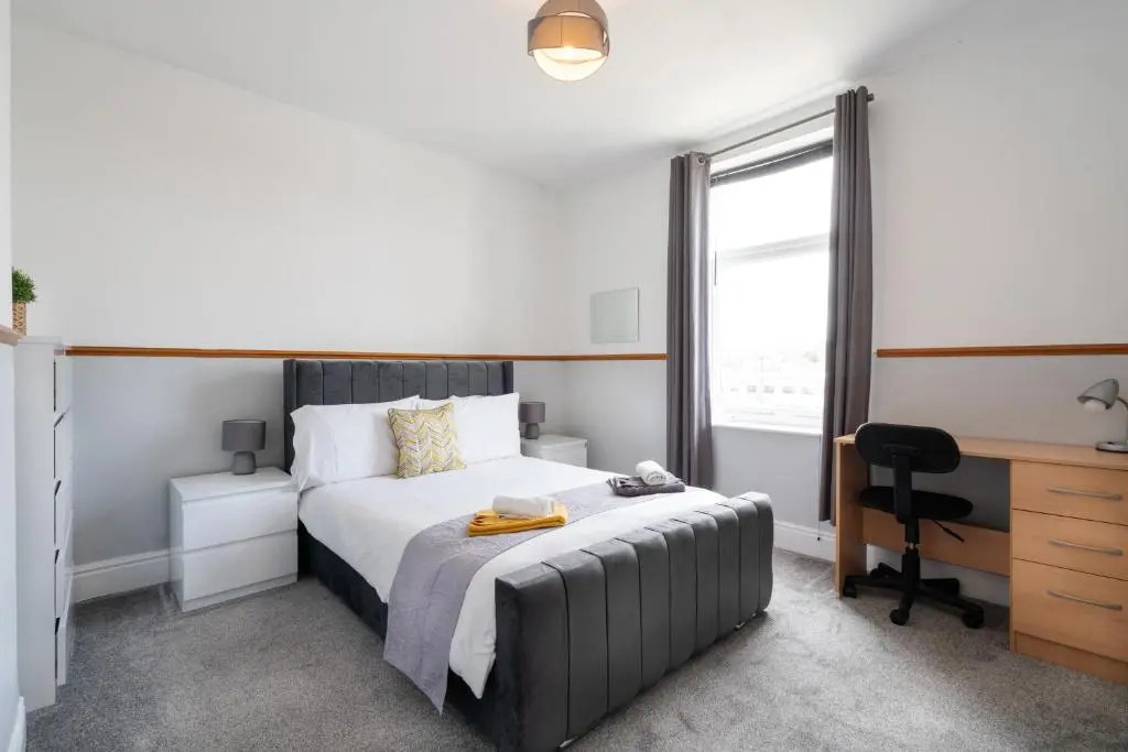 Spacious 4BR, Parking, Near Centre, Accommodates 7