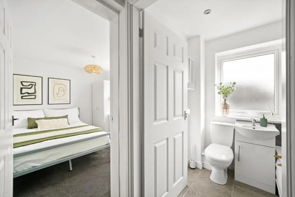 NEW 4 Sarah House by Truestays - 2 Bedroom Apartment - FREE Wifi & Parking