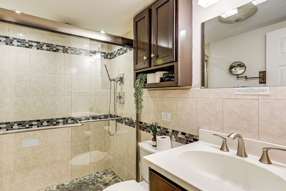 Lakefront Cottage 2 Mi to Palladium in Worcester!