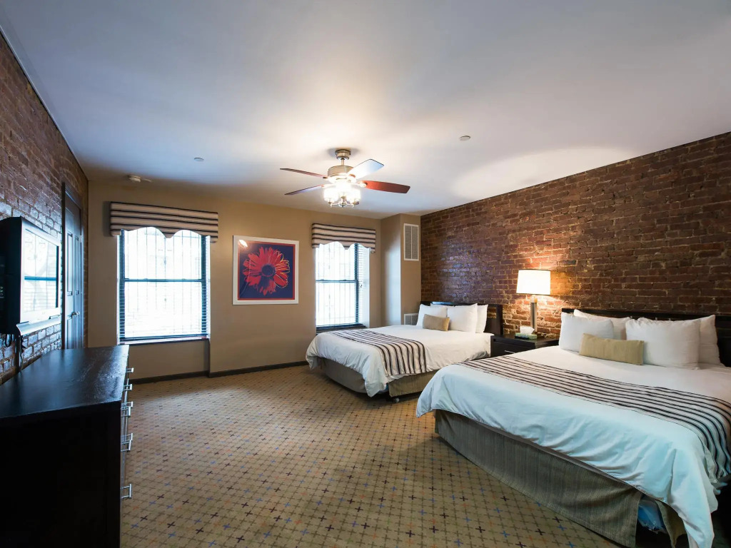 Royal Park Hotel & Hostel