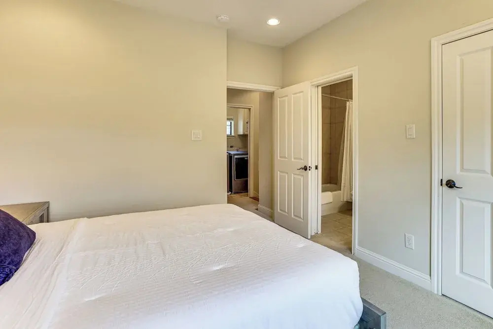 Walkable + Group-friendly: Houston Home By Stadium
