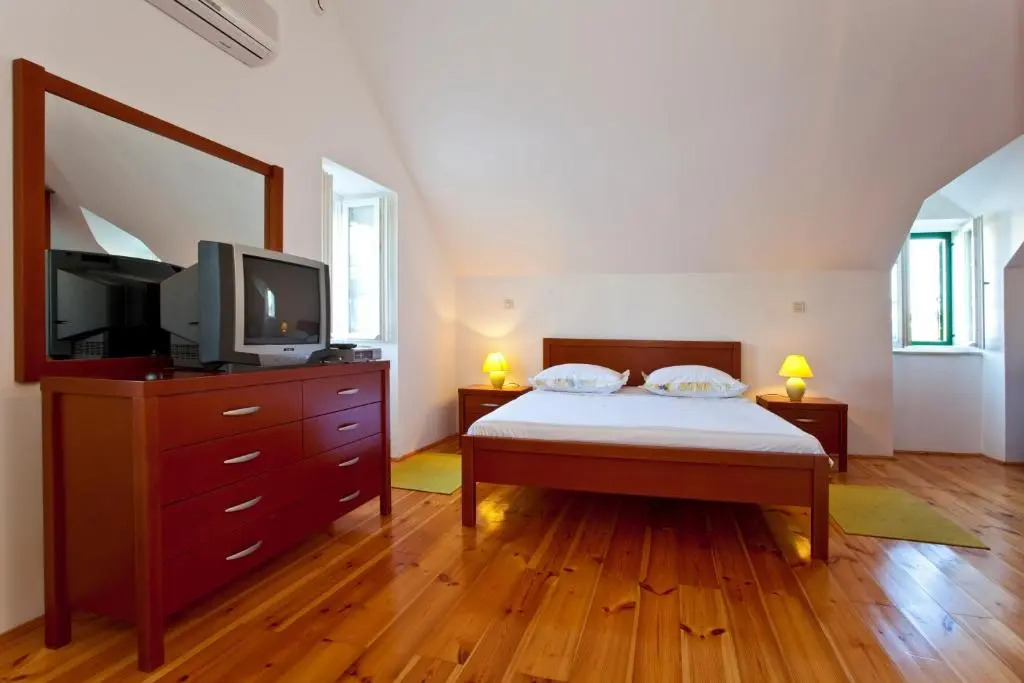Villa Bonaca - Heated Pool, Harbour Views & Steps to Sea I Sumartin, Brač