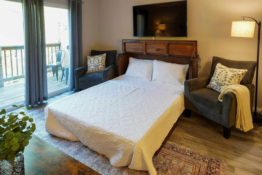 Modern Condo w/ Deck ~ 7 Mi To Branson Landing!