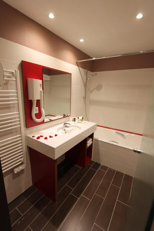 Отель Spark by Hilton Lyon Ouest