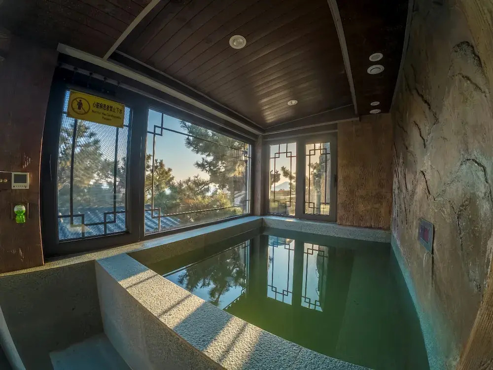 Laoshan Swan Castle Vacation Garden B&B