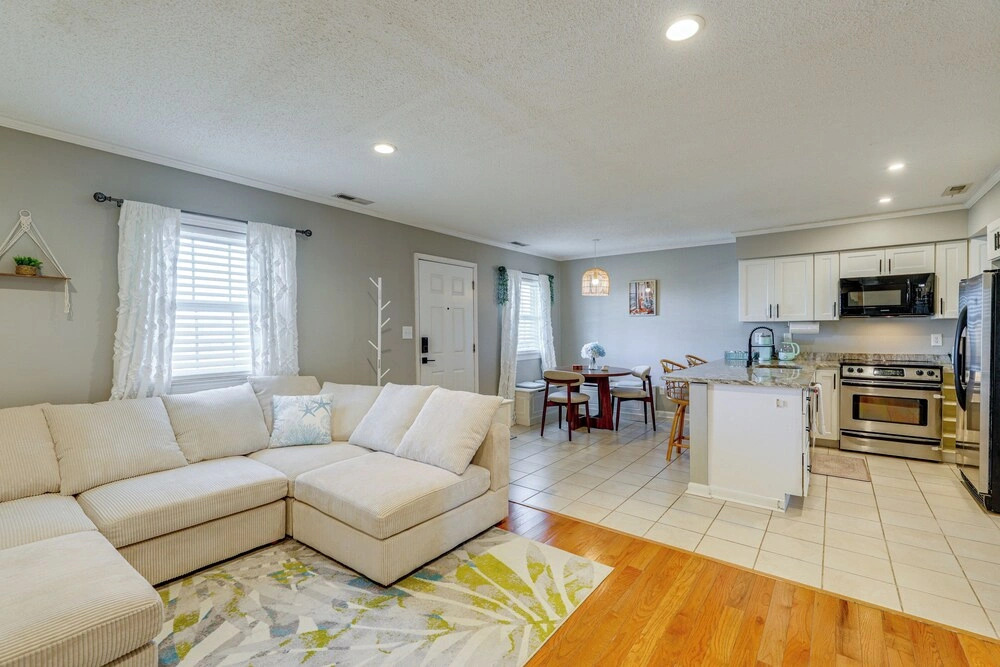 Bright & Airy Condo: Walk to Beach/boardwalk