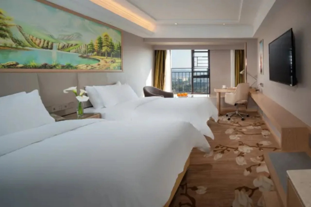 Vienna Hotel (Kunming Municipal Government Chunrong Street Subway Station)