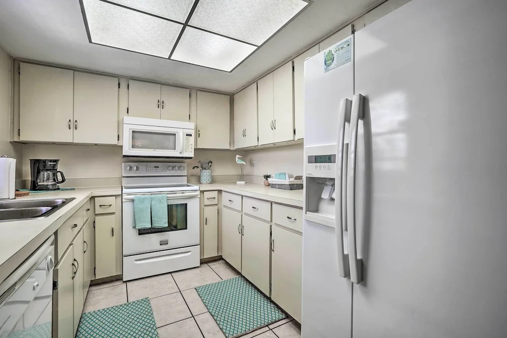7 Mi to Beaches: Pet-friendly Cape Coral Home