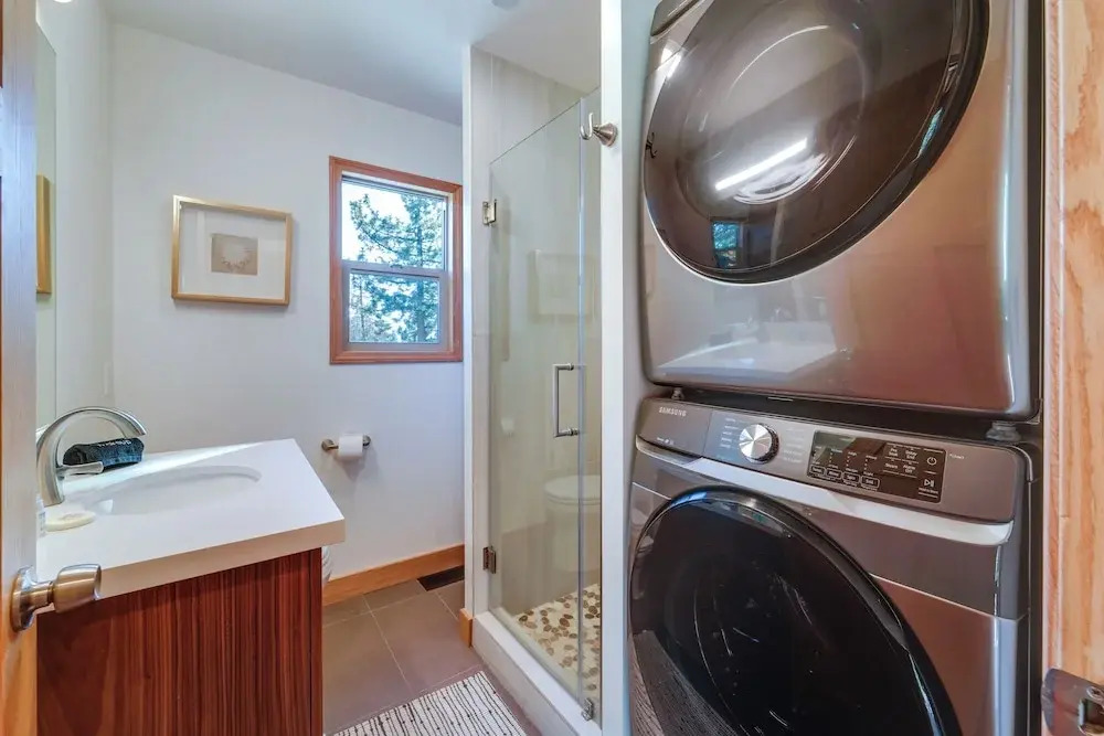4 Mi to Slopes! Hot Tub Haven w/ Lake Tahoe Views