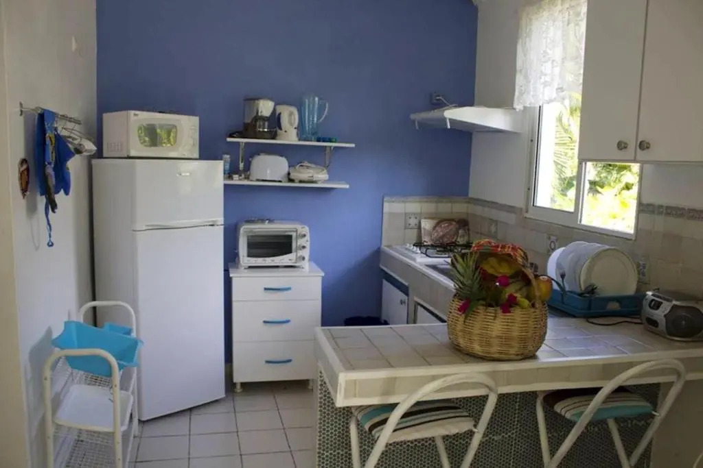 Bungalow charmant à Sainte-Rose avec terrasse et piscine