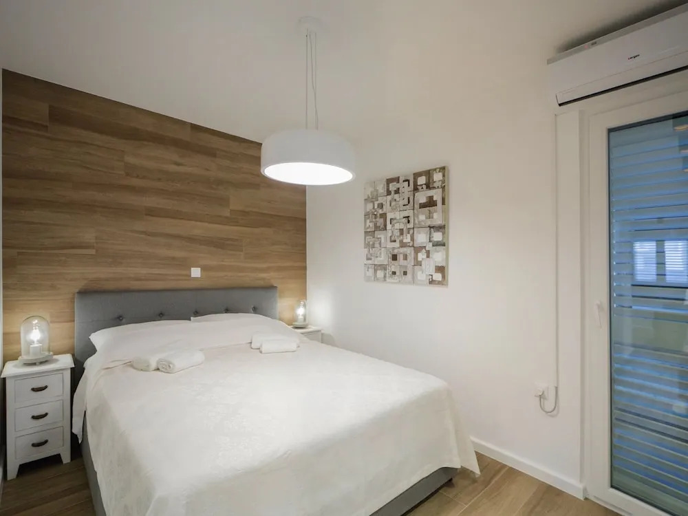 Enticing Holiday Home In Split Near Sea Beach