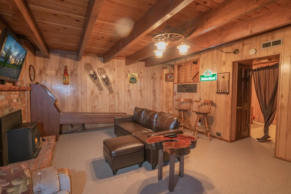 Big Wood Pines - Relaxing Home With A Large Fenced Yard For Your Furry Friends To Enjoy! 3 Bedroom Home