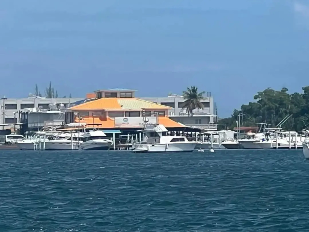 Full Moon Hotel & Restaurant