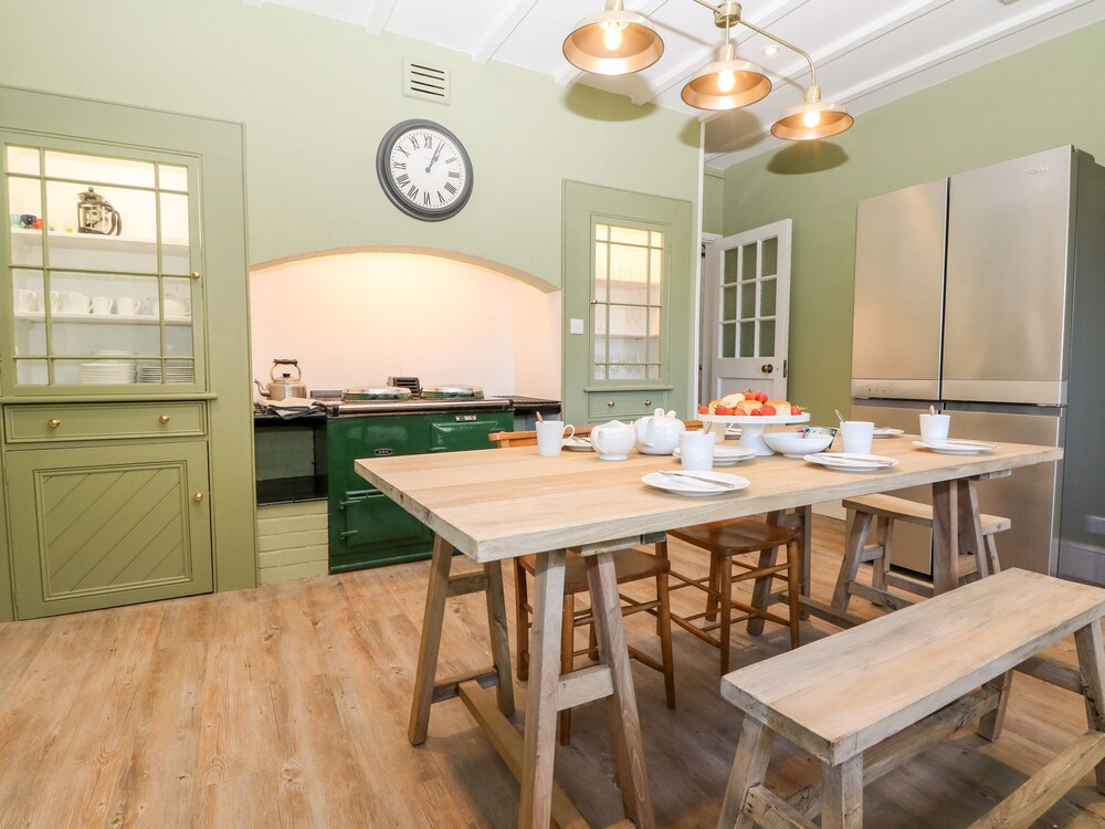 Culdrose Manor