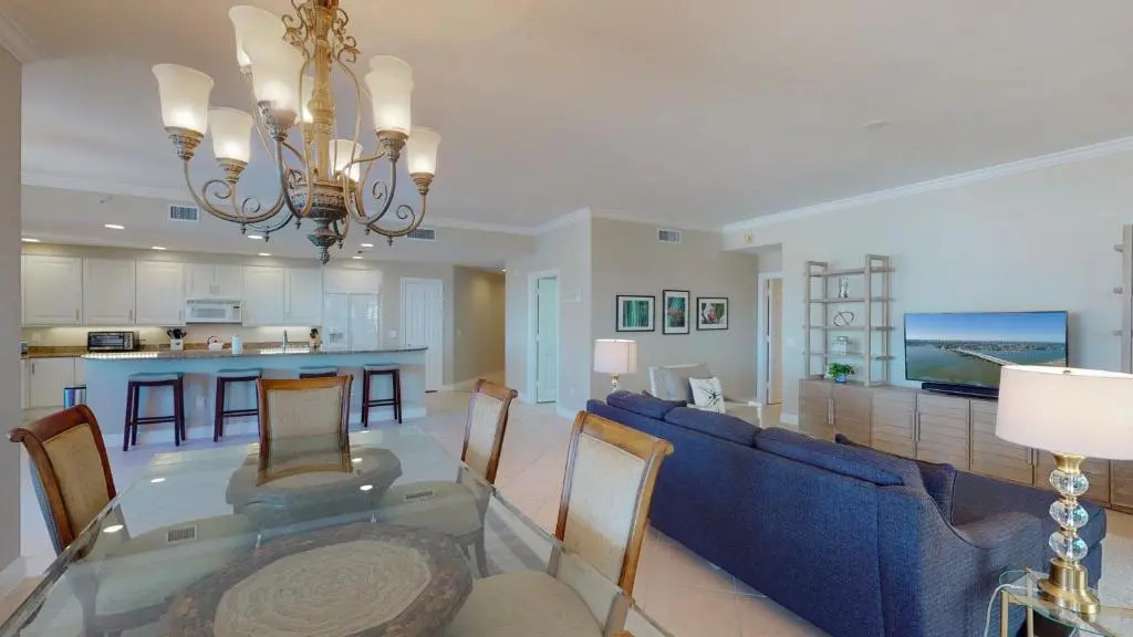 Luxury 3 Bed Condo at Popular Esplanade Overlooking Smokehouse Bay