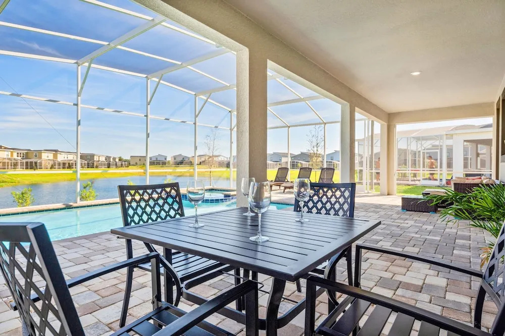 Tr_555r Modern Serenity 8 Bedroom Apts