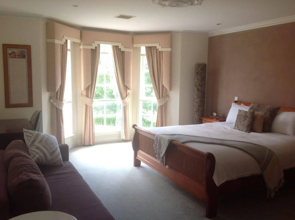Montfort Manor