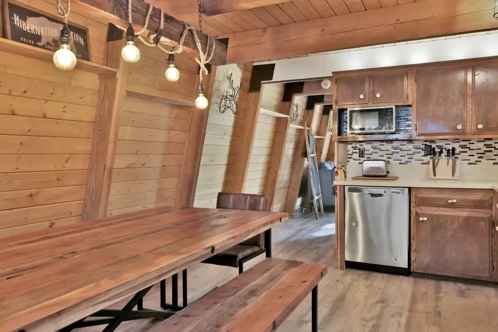 2190-fox & Bears Retreat 4 Bedroom Home by RedAwning