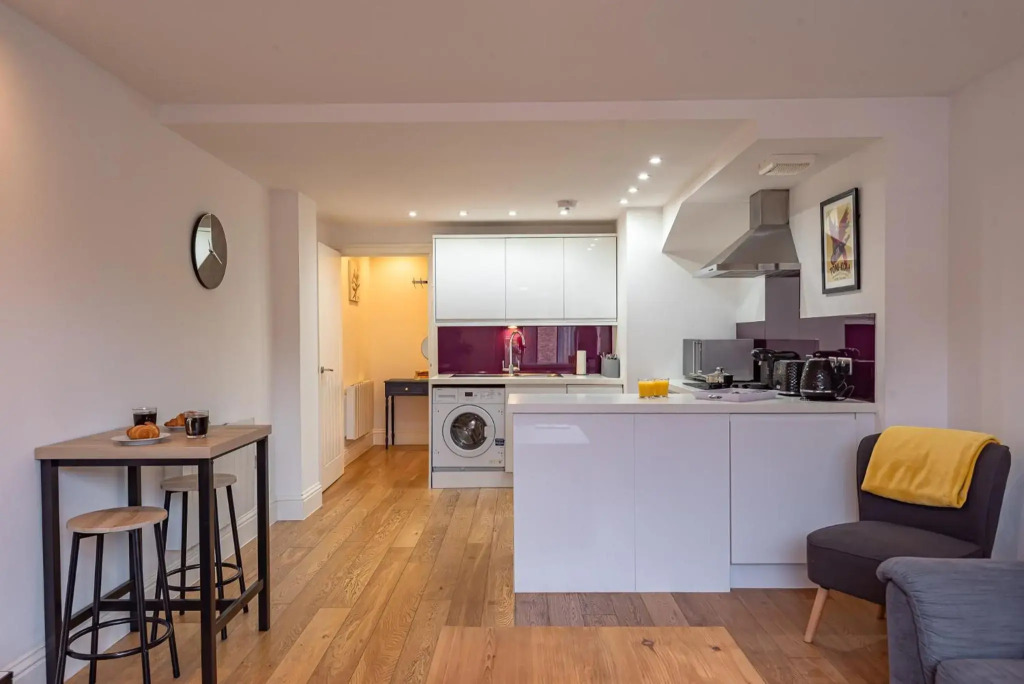 Sleeps 7 - Spacious Modern Apartment in Newbury Town Centre by JDF Property