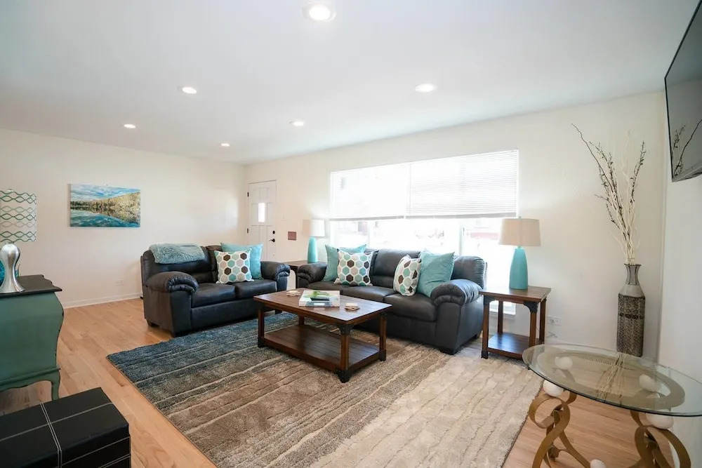 The Meadowlark Manor Spacious Backyard & Hot Tub