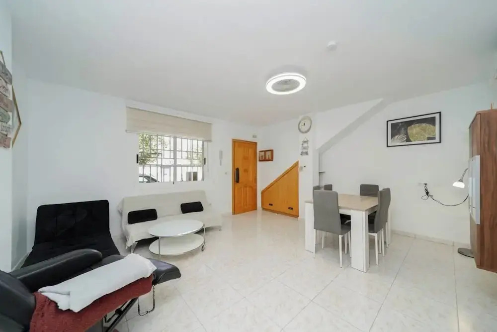 Modern 3-bed Apt, Sleeps 7, 6 Min Walk to Beach