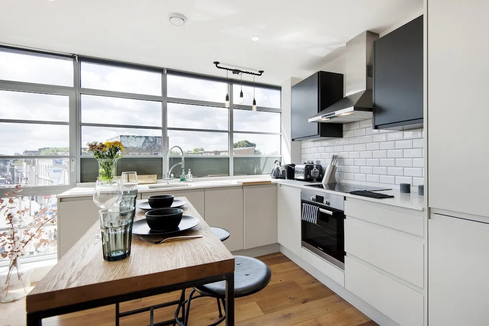 Panoramic Peckham Home by the Overground Station
